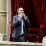 Vuelo bajo sospecha: la Justicia investiga quién pagó el viaje de Adorni a Punta del Este