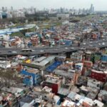 Milei afirmó que la pobreza cayó al 30%, pero estudios cuestionan la cifra oficial