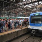 “Se viaja como vaca”: frecuencias en caída, trenes rotos y pasajeros desbordados por el ajuste ferroviario de Milei