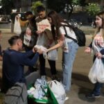 Frente al frío y al ajuste: la UBA cocina y reparte más de 200 viandas calientes para personas sin techo en pleno centro porteño