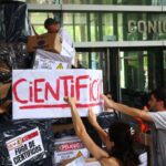 “De mi camada, ya son más los que se fueron que los que quedaron”: el cientificidio que expulsa a los investigadores del país