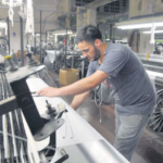 Sin jubilación, sin estabilidad, sin futuro: la desprotección laboral trepó al 45,2% desde que asumió Milei y castiga más a mujeres y jóvenes