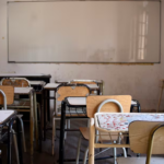 Récord de suicidios y menos Estado: la política oficial delega en las aulas la prevención mientras vacía hospitales y flexibiliza internaciones