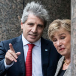 El FMI bajó el crecimiento argentino del 3,5% al 2,1% para 2026 y subió la inflación al 32,5%, mientras Caputo viaja a buscar otro desembolso