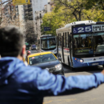 El transporte lidera los aumentos: colectivos y subtes suben 3,9% en el AMBA, mientras AySA amenaza con un 22,6% promedio